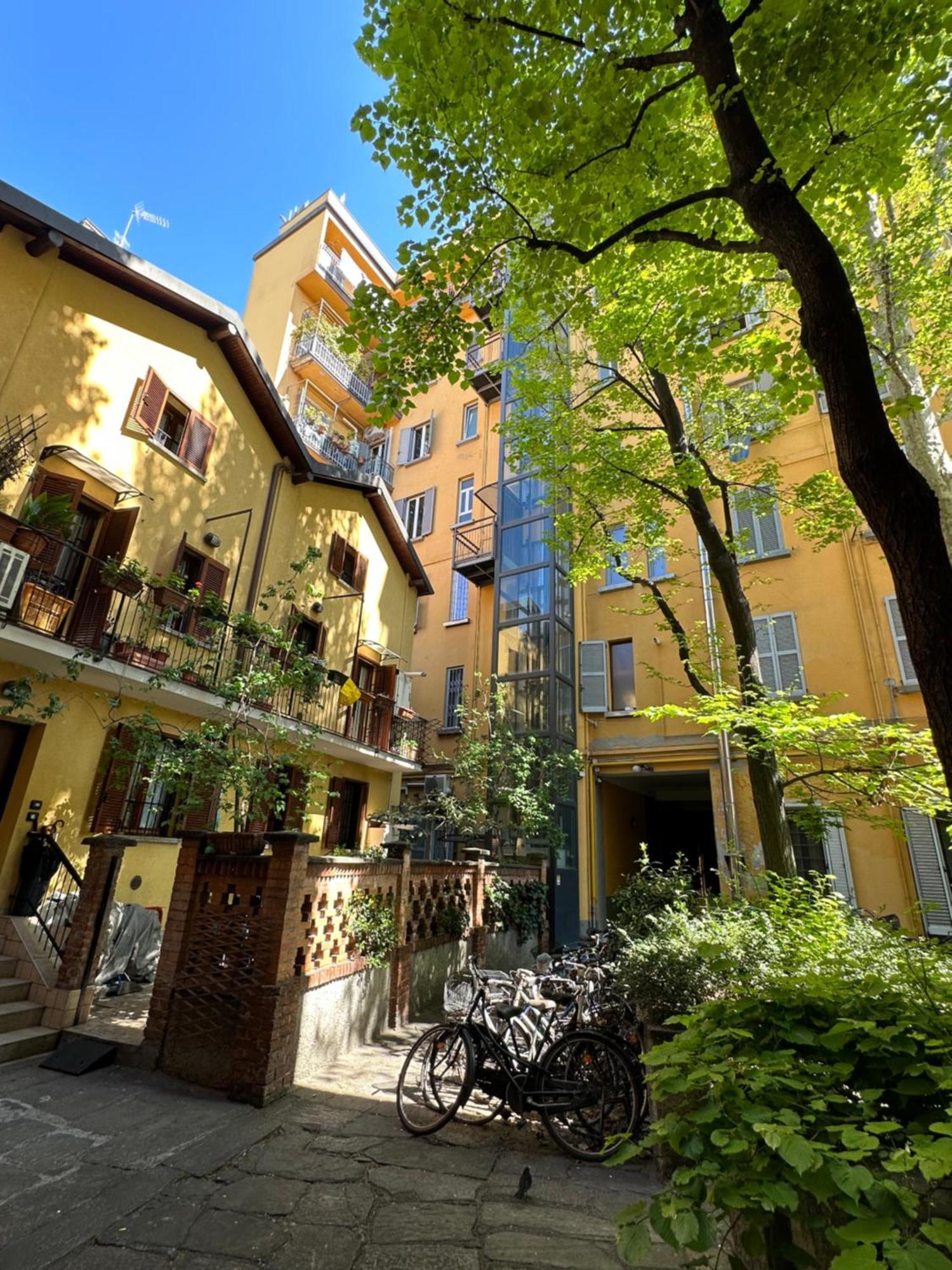 Flowers, A Cozy Suite In Milan Milão Exterior foto
